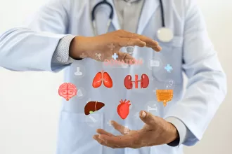 A doctor displays a virtual heart image, highlighting advancements in organ transplantation technology.
